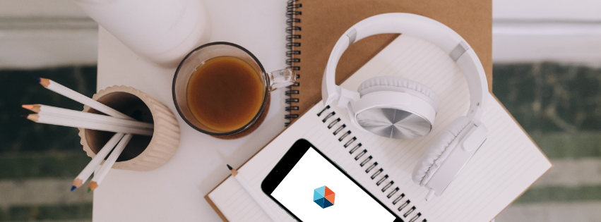 een Bijbelstudie tafereel met daarin een telefoon met de bijbelstudie app.